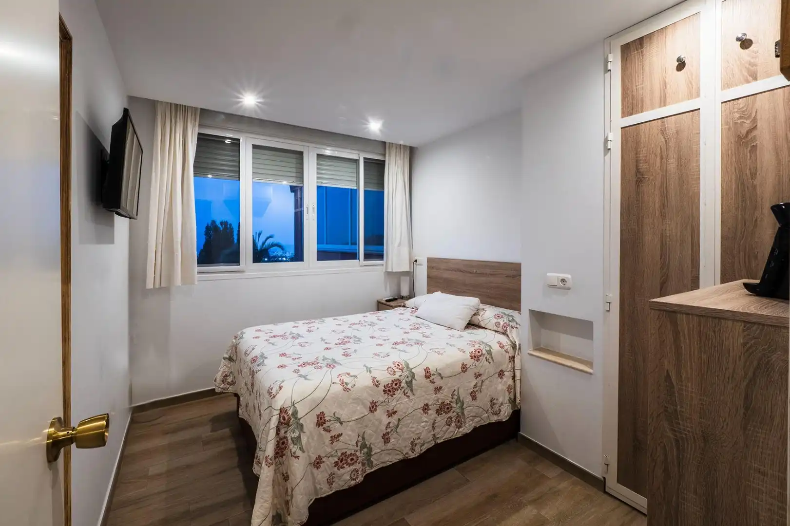 Dormitori de Casa adosada en venda en Marbella amb Aire condicionat, Terrassa i Moblat