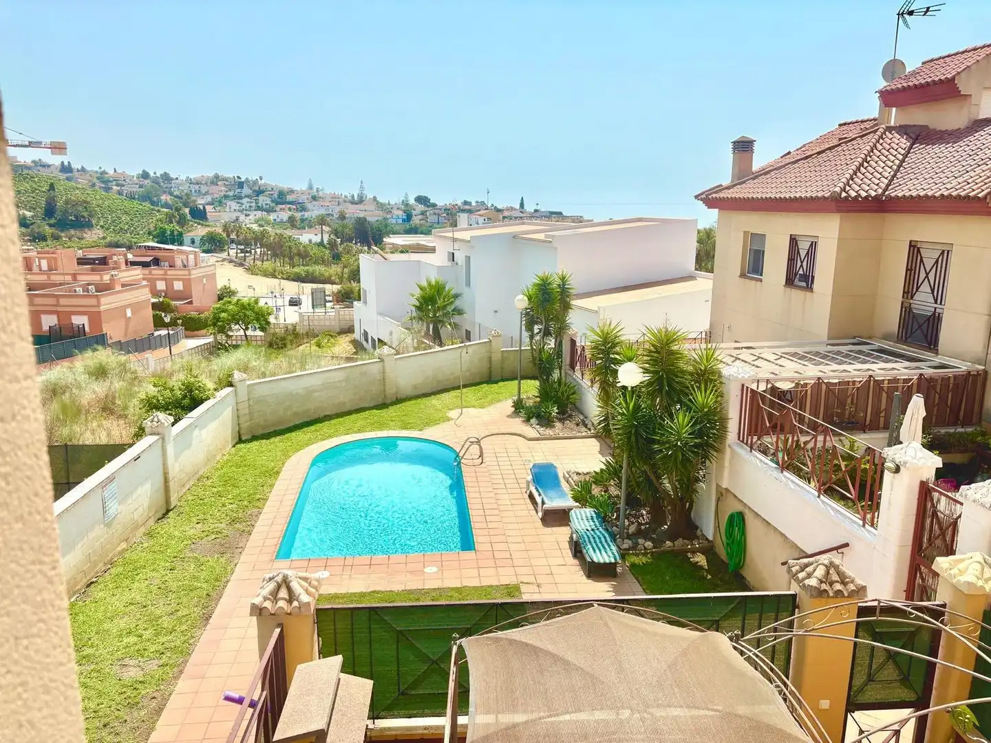 Piscina de Casa adosada en venda en Vélez-Málaga amb Aire condicionat, Jardí privat i Terrassa