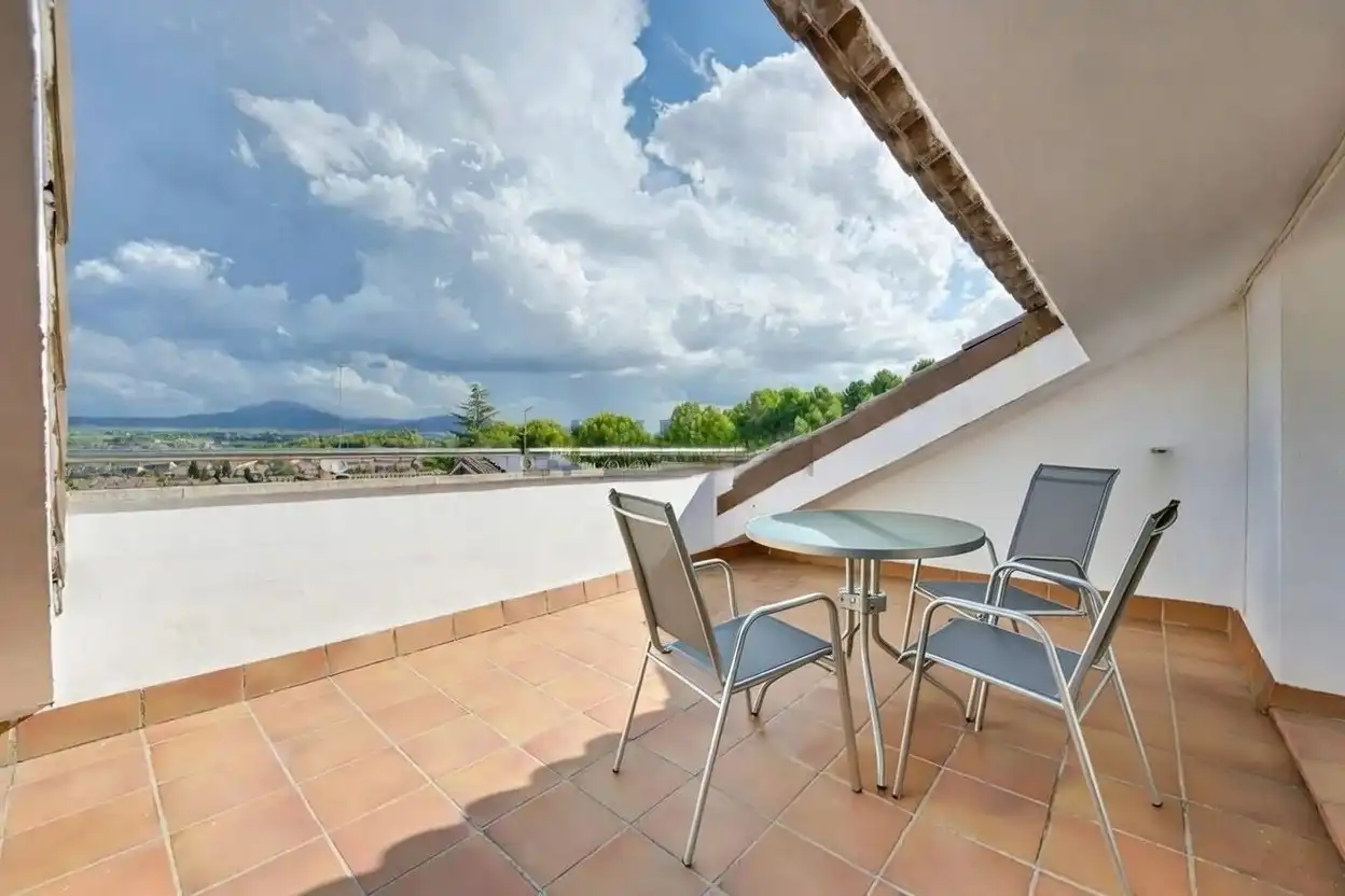 Terrasse von Einfamilien-Reihenhaus zum Verkauf in Cerdanyola del Vallès mit Klimaanlage, Heizung und Privatgarten