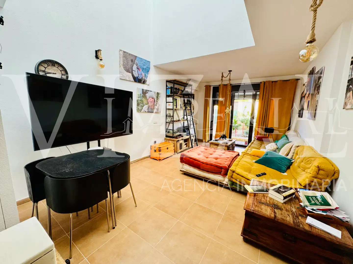 Sala d'estar de Casa adosada en venda en Noez amb Aire condicionat, Calefacció i Jardí privat