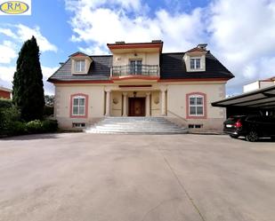 Vista exterior de Casa o xalet en venda en Cáceres Capital amb Aire condicionat, Calefacció i Jardí privat