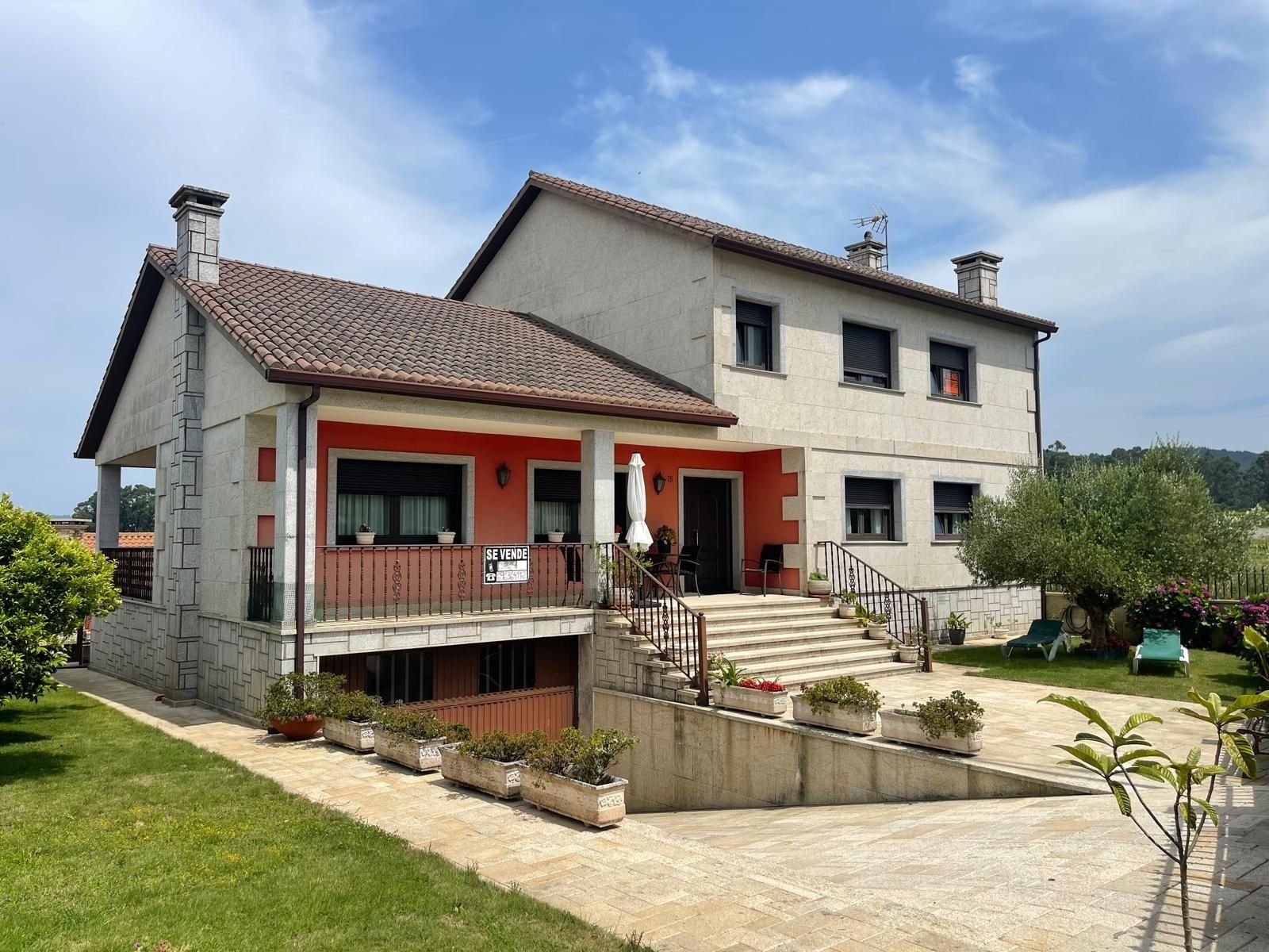 Vista exterior de Casa o xalet en venda en Vilagarcía de Arousa amb Terrassa, Traster i Balcó