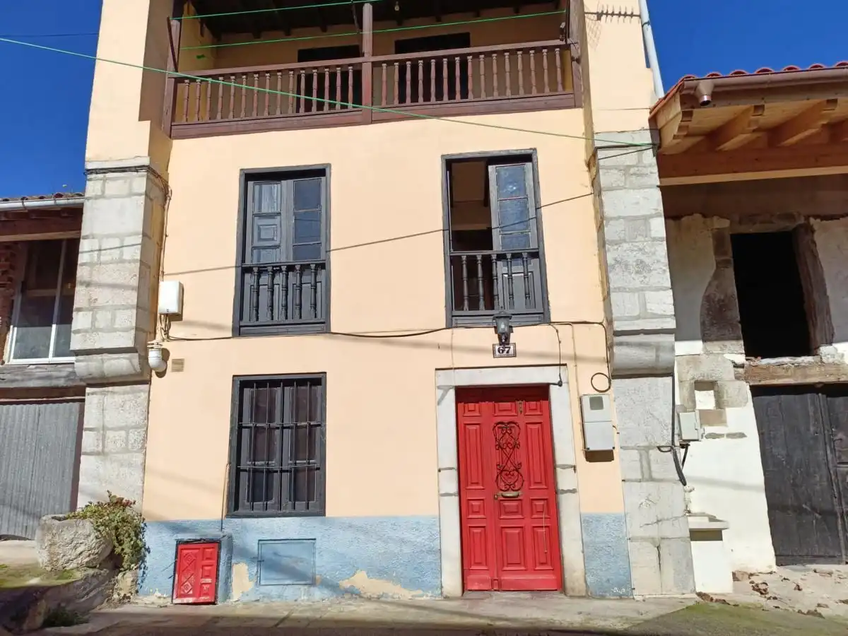 Außenansicht von Einfamilien-Reihenhaus zum Verkauf in Llanes mit Terrasse, Abstellraum und Möbliert