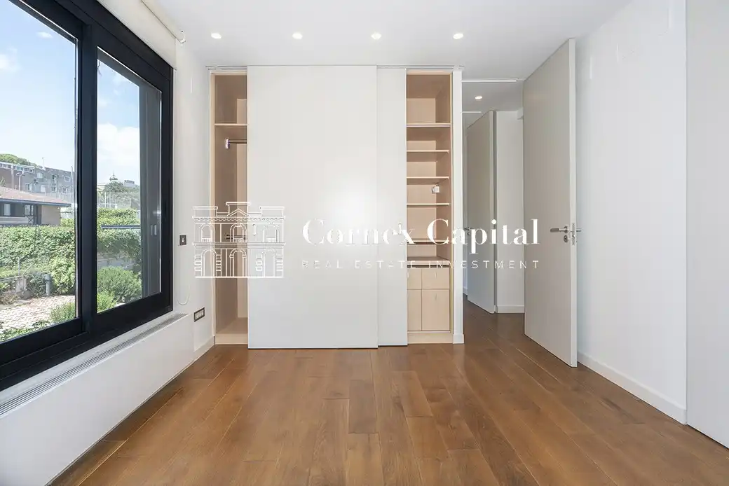 Habitación de Casa adosada en venta en Barcelona con Aire acondicionado, Calefacción y Jardín privado