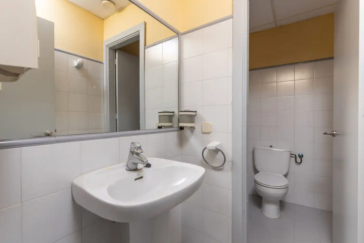 Bathroom of Commercial properties for sale in Montefrío  with Air Conditioner