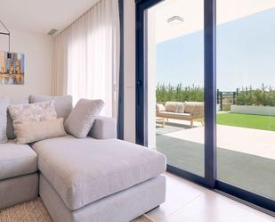 Sala d'estar de Apartament en venda en Estepona amb Jardí privat, Terrassa i Traster
