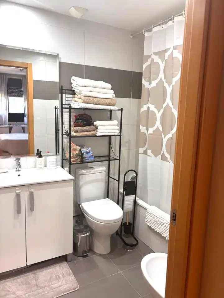 Bathroom of Flat for rent in Madrid  with Air Conditioner, Storage room and Furnished