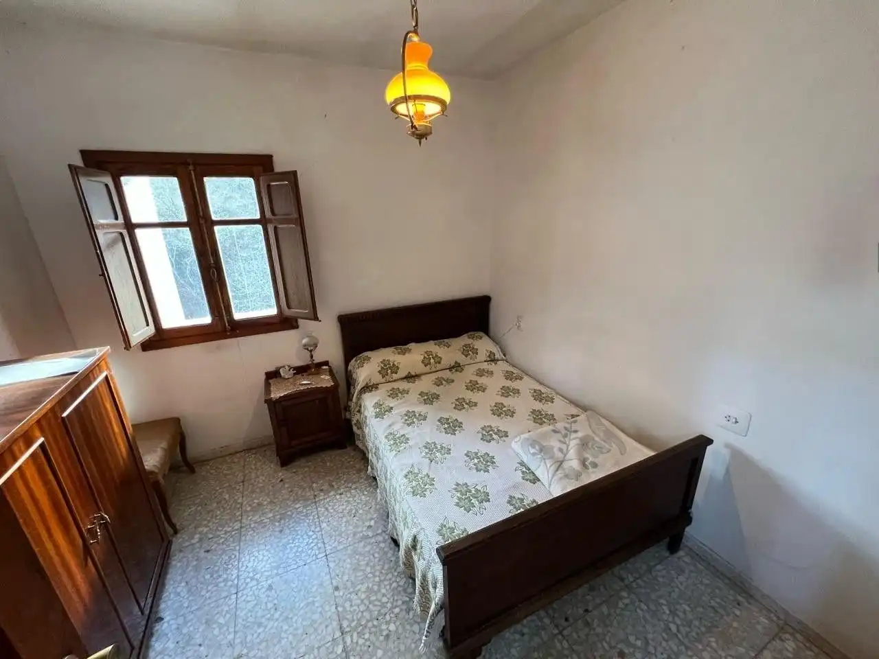 Dormitori de Finca rústica en venda en Ourense Capital  amb Jardí privat, Terrassa i Moblat