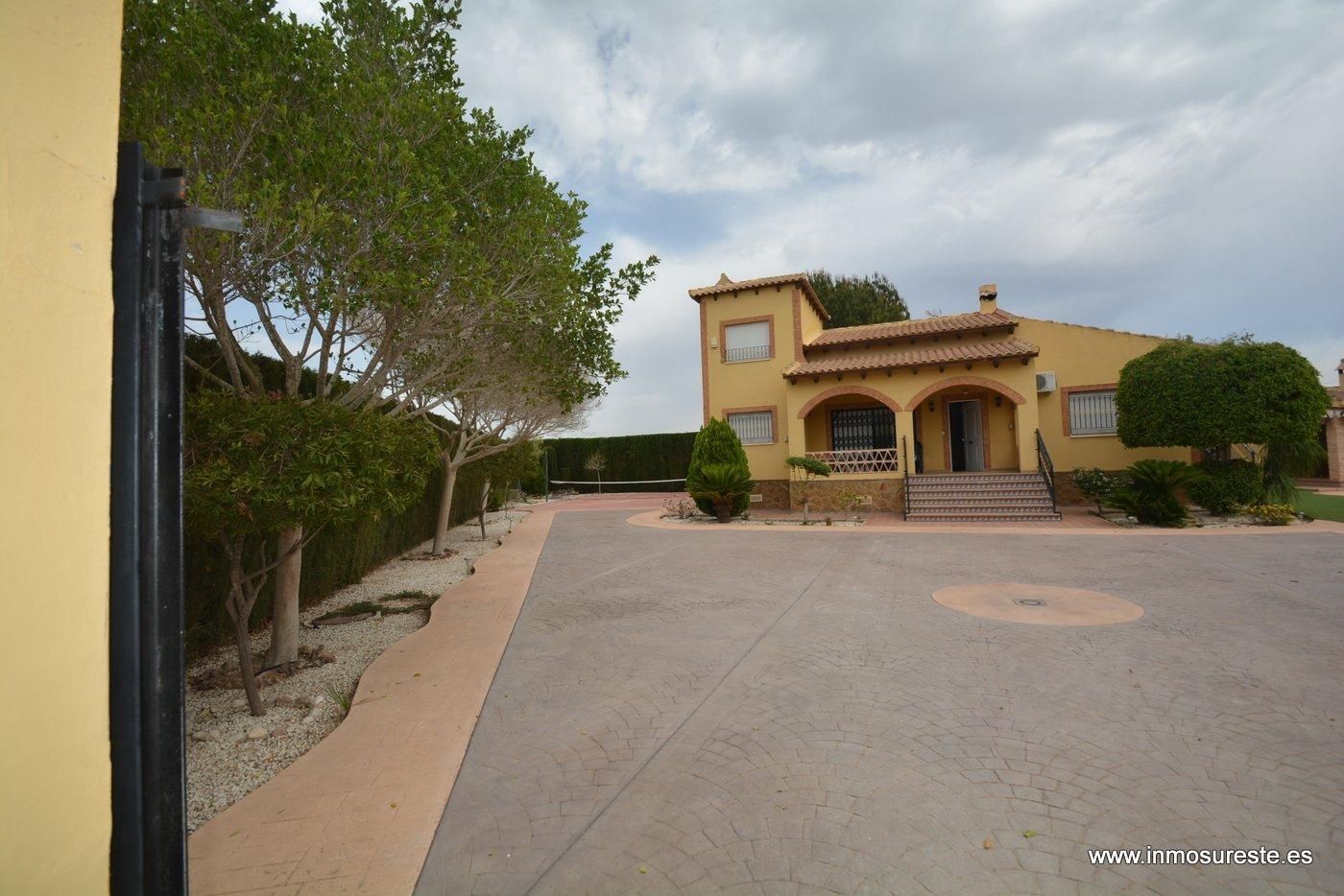Vista exterior de Casa o xalet en venda en Orihuela amb Aire condicionat, Jardí privat i Terrassa
