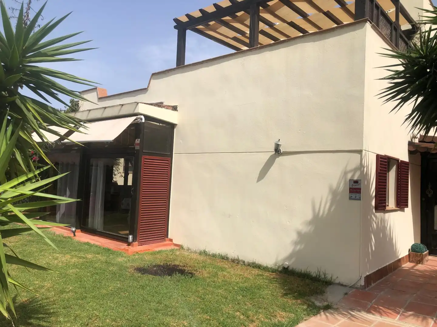 Vista exterior de Casa o xalet en venda en Chiclana de la Frontera amb Aire condicionat, Calefacció i Jardí privat