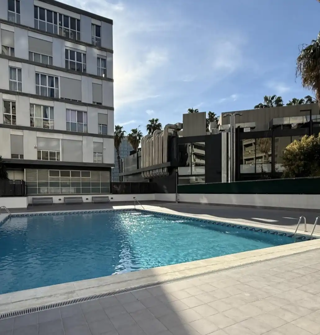 Schwimmbecken von Wohnung zum Verkauf in Barcelona mit Heizung und Parkett