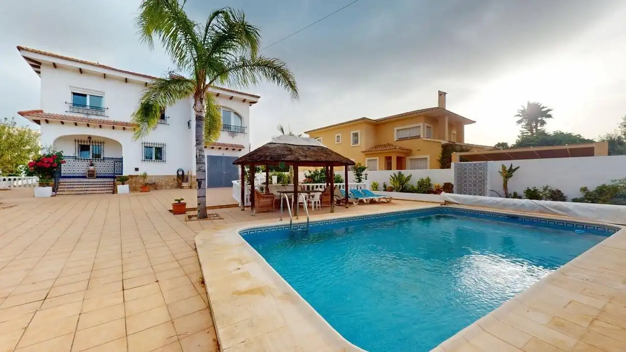 Vista exterior de Casa o xalet en venda en L'Alfàs del Pi amb Jardí privat, Terrassa i Traster