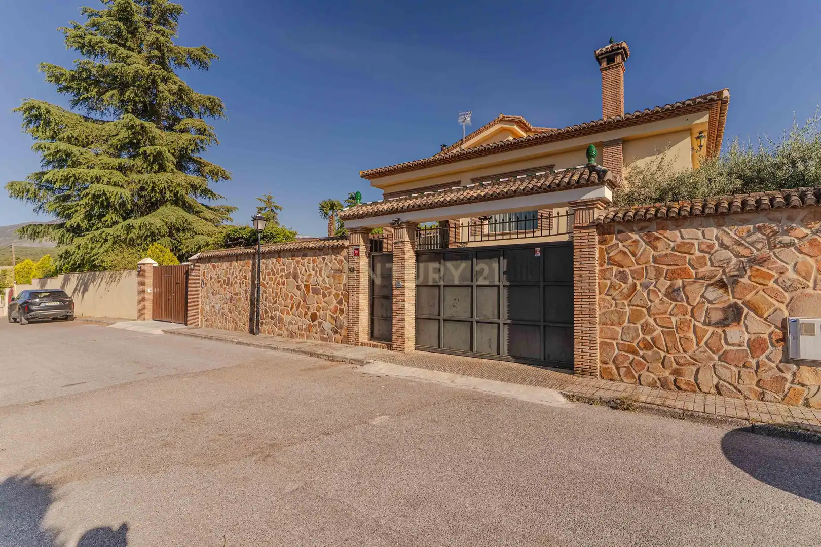 Vista exterior de Casa o xalet en venda en La Zubia amb Jardí privat, Traster i Piscina