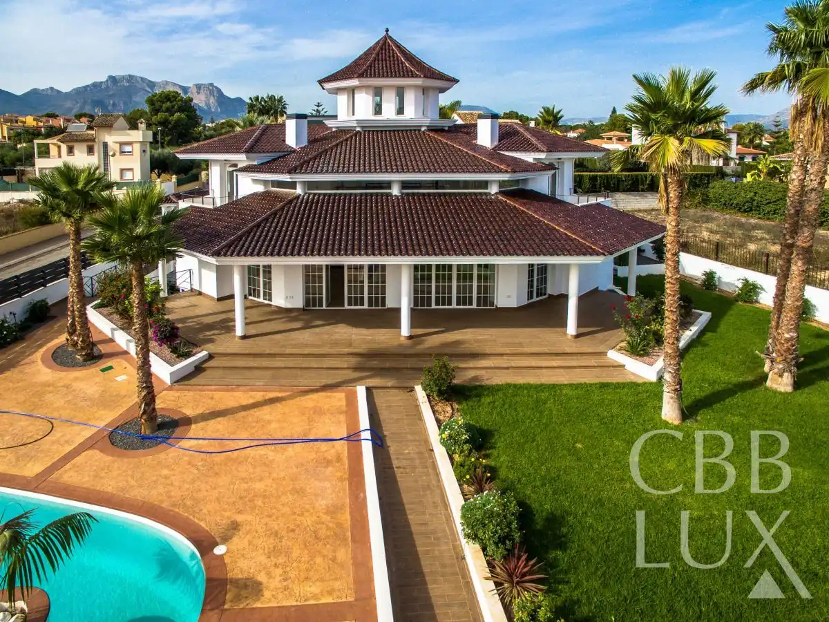 Chalet con terraza en venta en Pueblo - Urbanizaciones, imagen 2