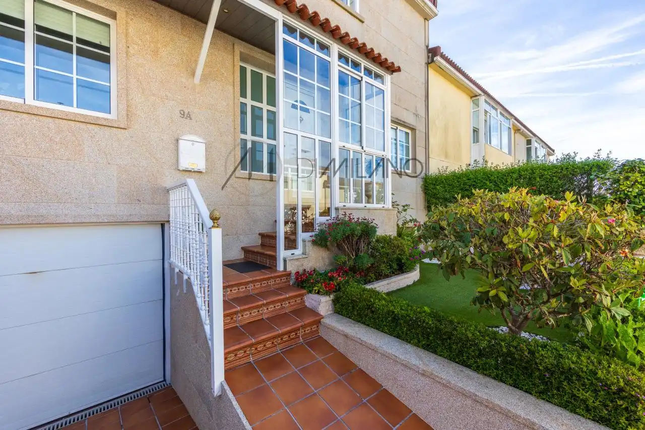 Vista exterior de Casa adosada en venta en Vigo  con Calefacción, Jardín privado y Parquet