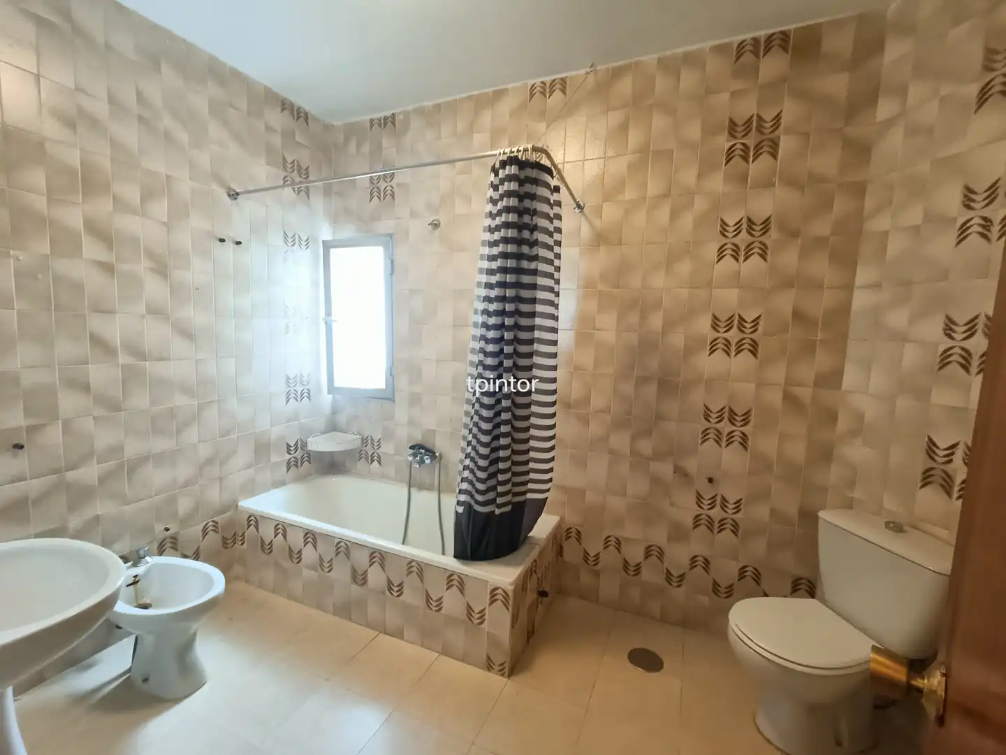 Badezimmer von Wohnung zum Verkauf in Plasencia mit Klimaanlage, Heizung und Parkett
