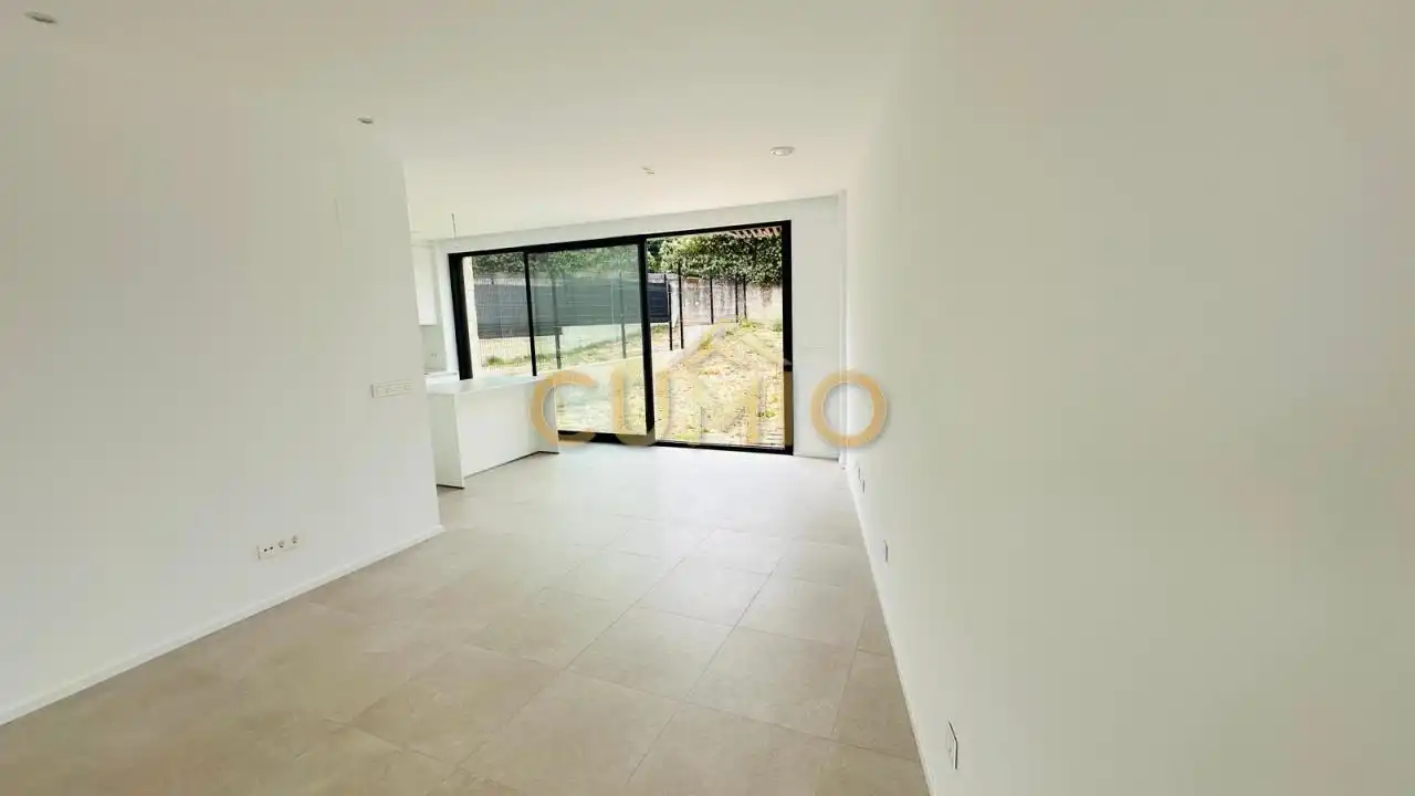Einfamilien-Reihenhaus zum Verkauf in Nigrán mit Heizung, Privatgarten und Terrasse