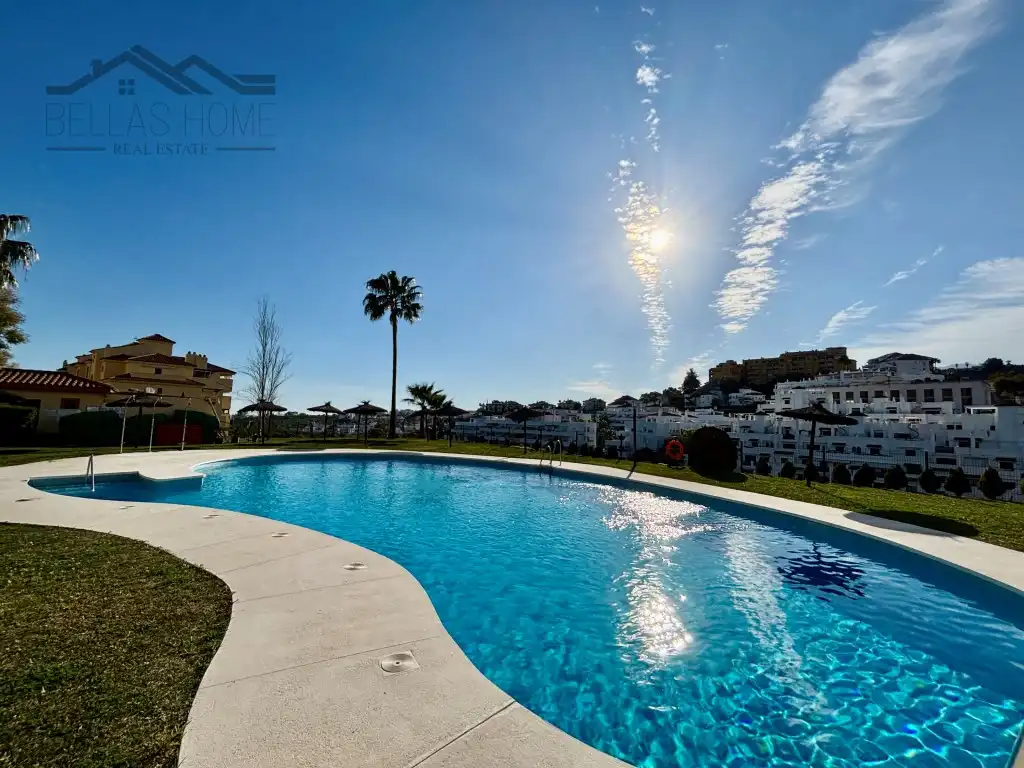 Vista exterior de Piso en venta en Estepona con Aire acondicionado, Terraza y Piscina