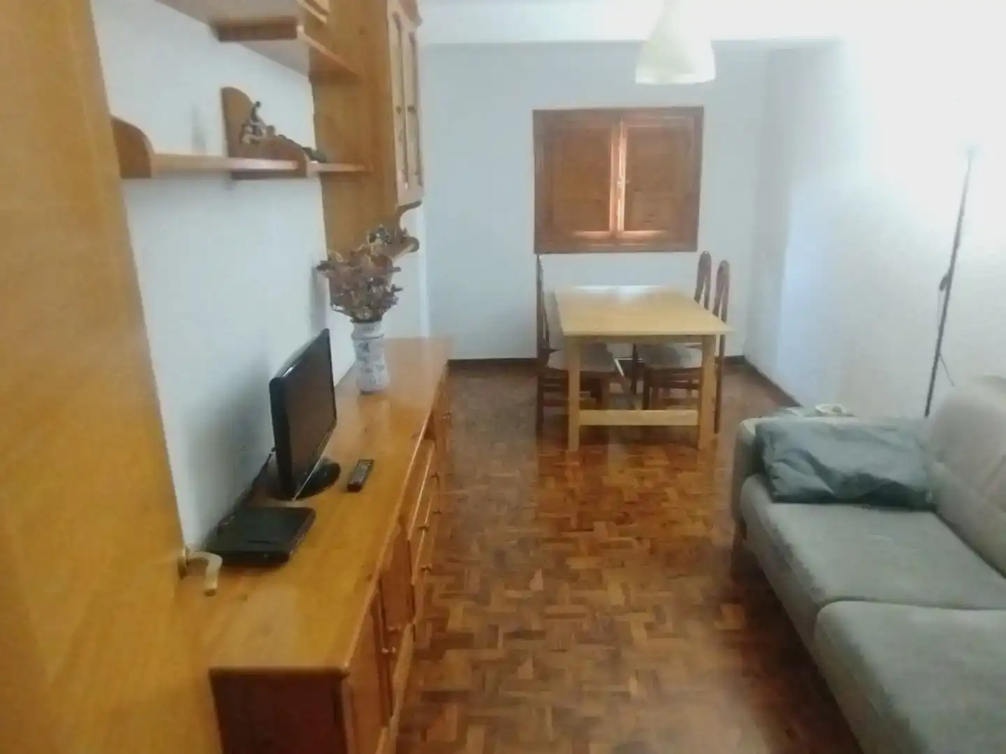 Sala d'estar de Pis en venda en Zaragoza amb Parquet i Moblat