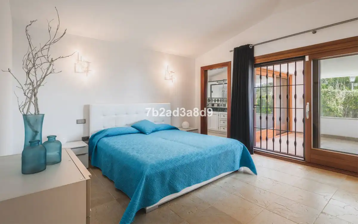 Dormitori de Casa o xalet en venda en Marbella amb Aire condicionat, Jardí privat i Terrassa