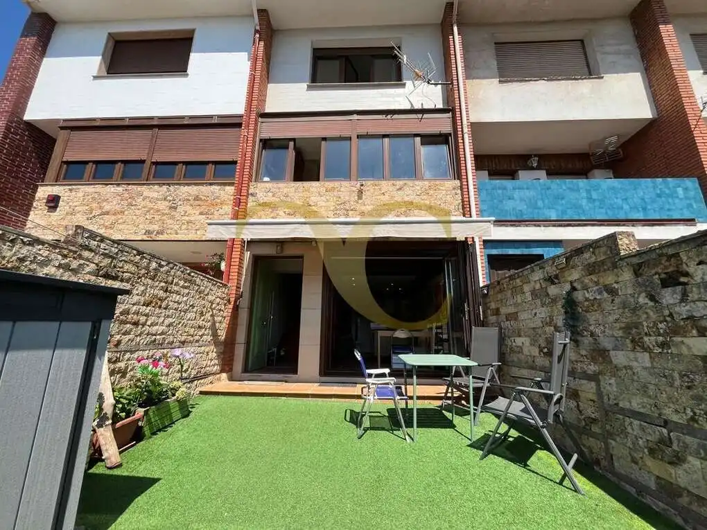 Terrassa de Casa adosada en venda en Carreño amb Calefacció, Traster i Piscina