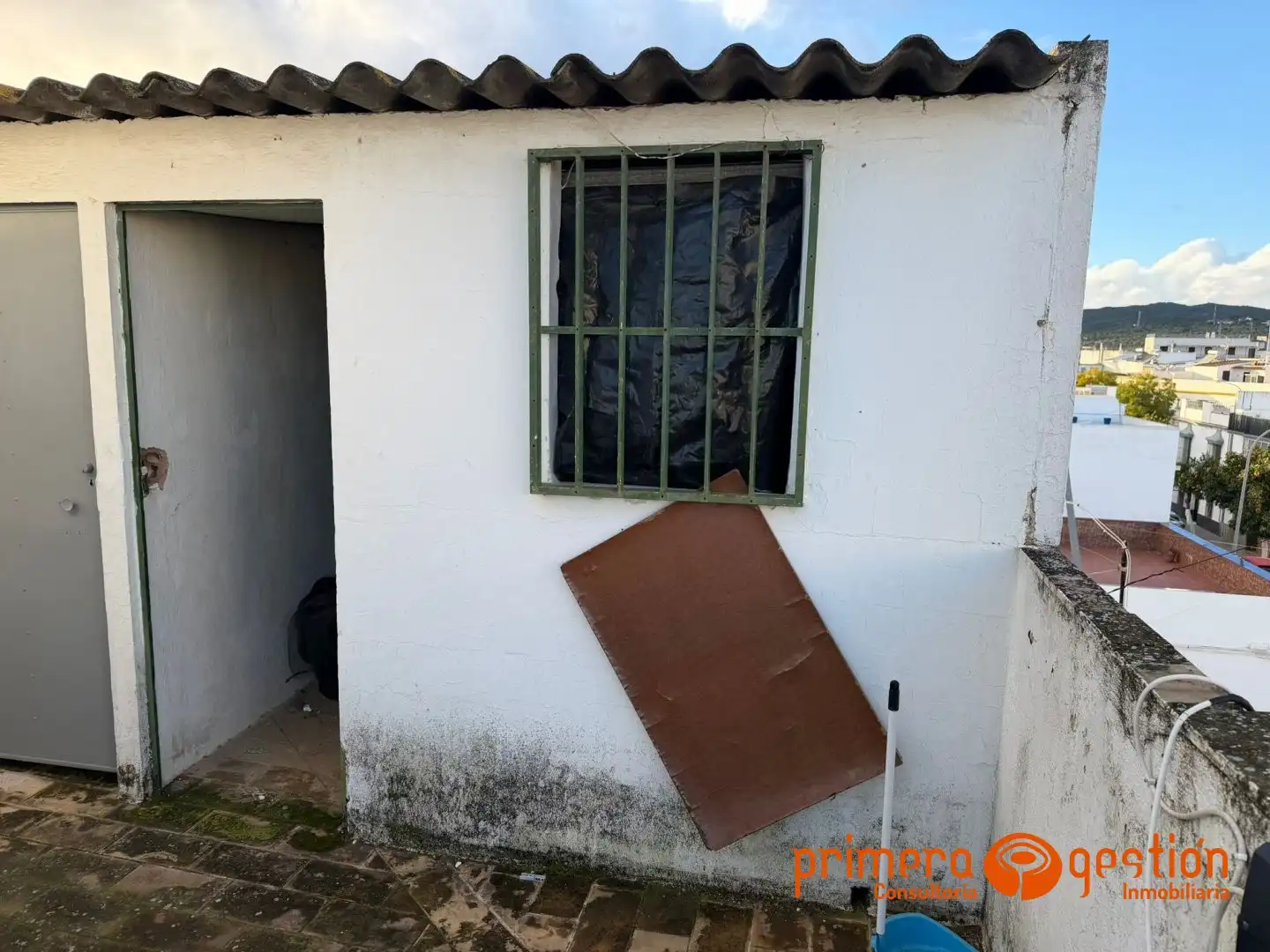 Vista exterior de Piso en venta en Lora del Río con Trastero, Amueblado y Balcón
