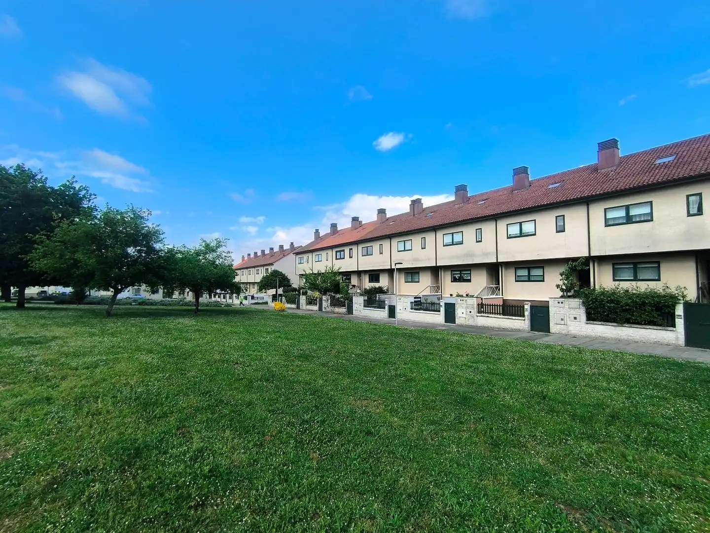 Außenansicht von Einfamilien-Reihenhaus zum Verkauf in Santiago de Compostela  mit Heizung, Privatgarten und Terrasse