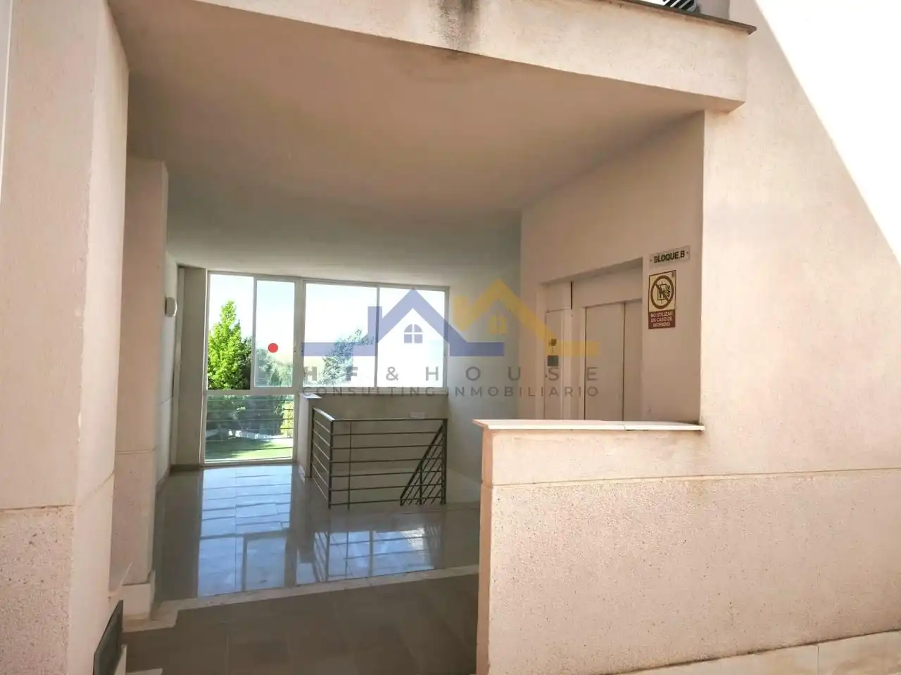 Wohnung zum Verkauf in Ontígola mit Klimaanlage, Heizung und Privatgarten