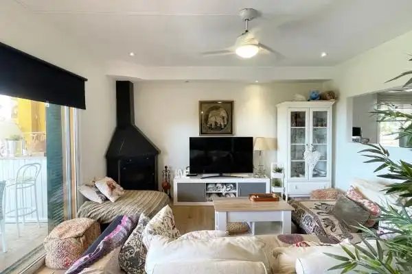 Sala d'estar de Casa adosada en venda en Benalmádena amb Aire condicionat, Jardí privat i Terrassa