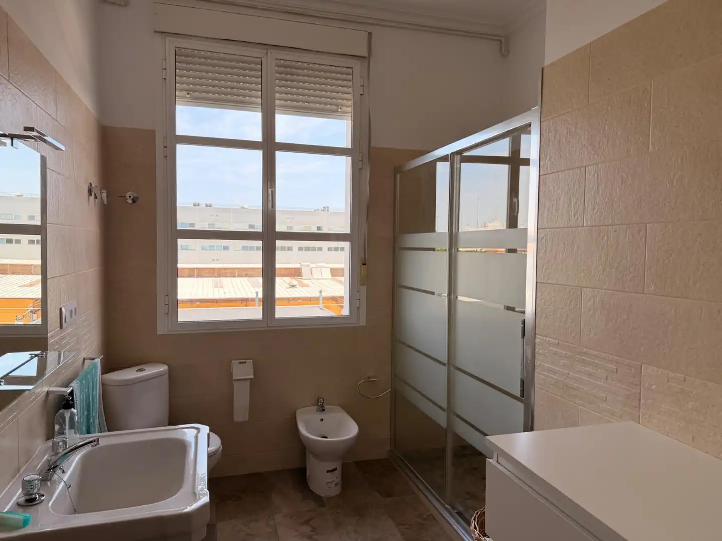 Baño de Piso de alquiler en Sevilla con Aire acondicionado, Calefacción y Amueblado