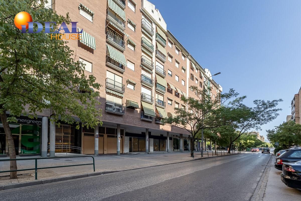 Vista exterior de Pis en venda en  Granada Capital amb Aire condicionat i Terrassa