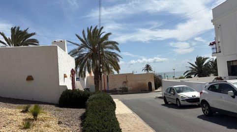 Solar junto a la playa de los cocones