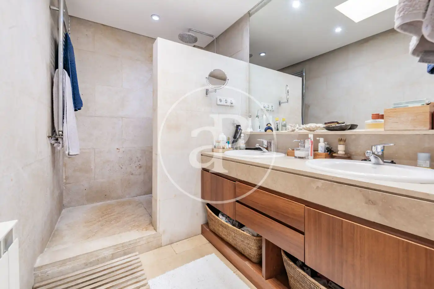 Baño de Casa adosada en venta en Madrid con Aire acondicionado, Calefacción y Jardín privado