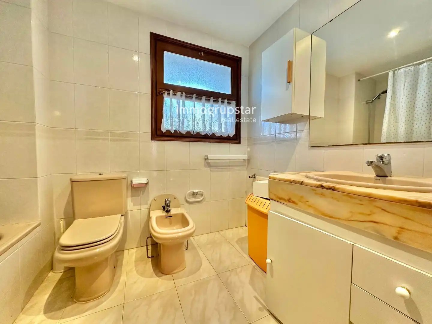 Badezimmer von Einfamilien-Reihenhaus zum Verkauf in Castell d'Aro, Platja d'Aro i s'Agaró mit Heizung, Privatgarten und Terrasse