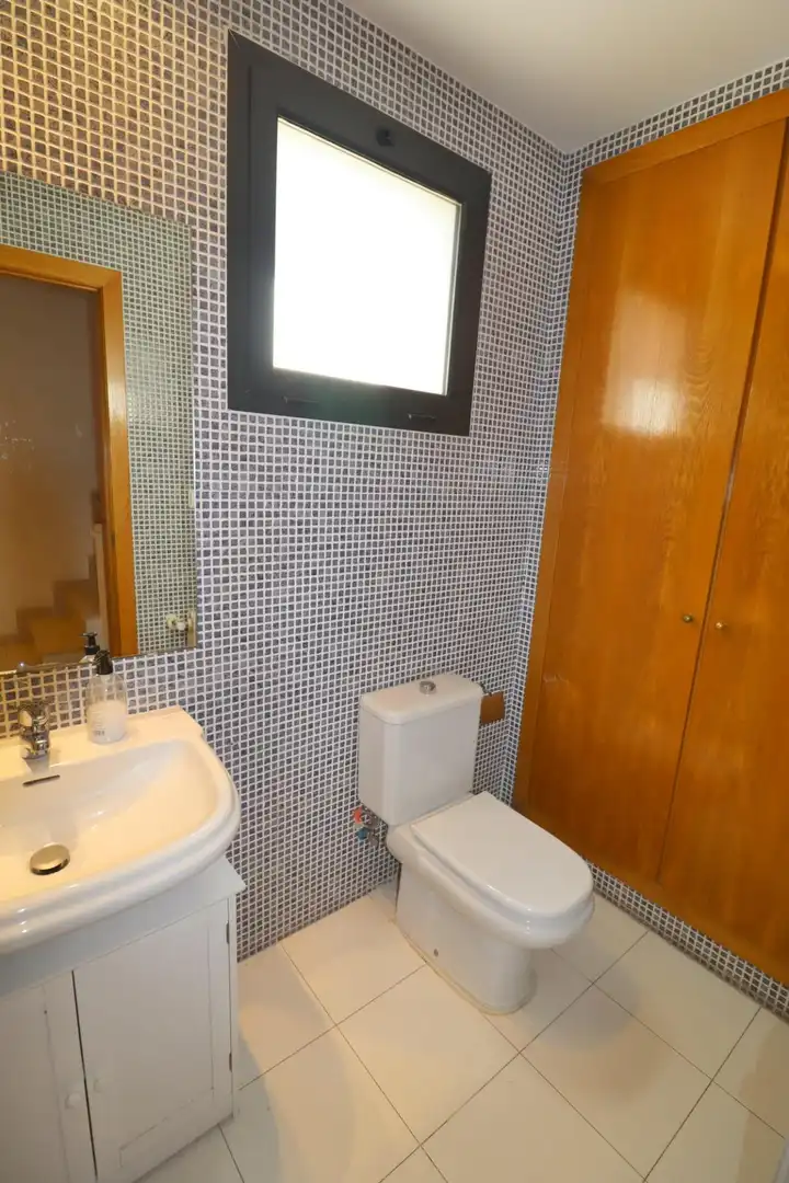 Baño de Casa o chalet de alquiler en Paterna con Aire acondicionado, Calefacción y Jardín privado