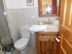 Badezimmer von Wohnung zur Miete in Gijón  mit Parkett, Möbliert und Waschmaschine