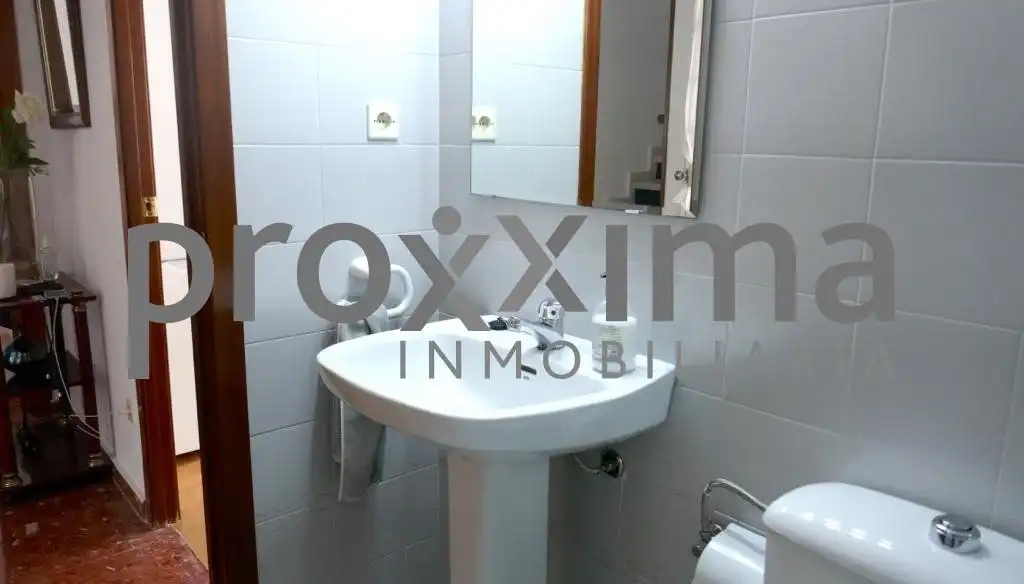 Bathroom of Houses for sale in Sevilla  with Air Conditioner, Terrace and Storage room