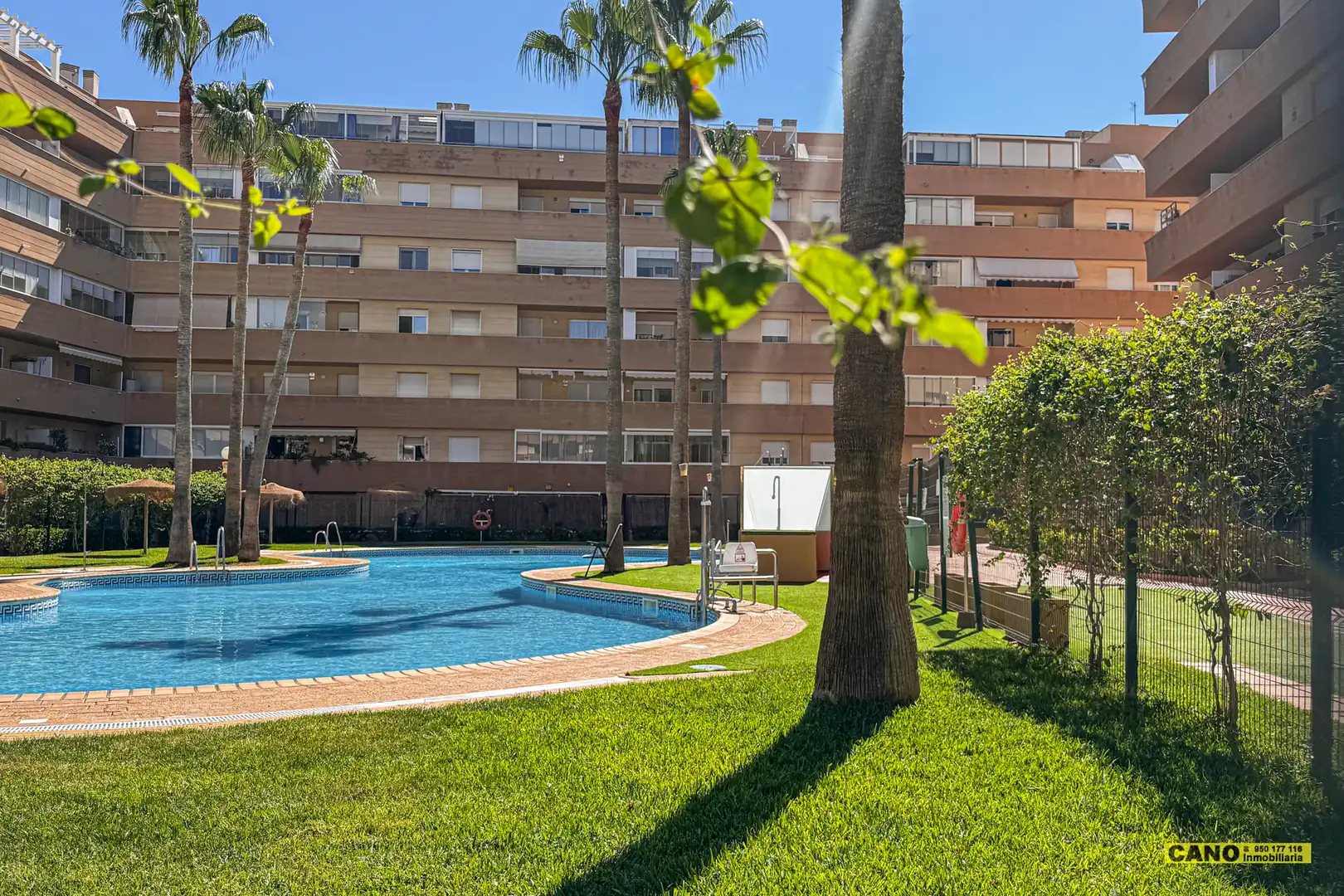 Vista exterior de Piso en venta en Roquetas de Mar con Terraza y Piscina