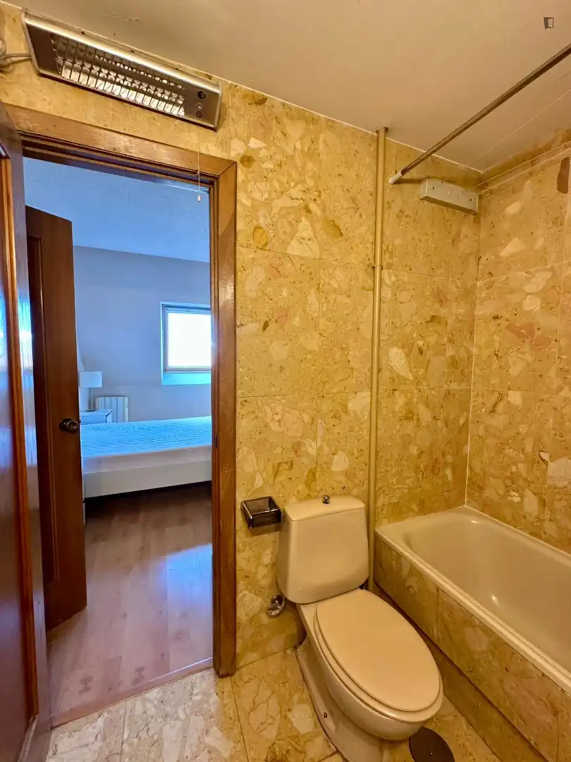 Bany de Apartament de lloguer en Madrid amb Calefacció, Moblat i Forn