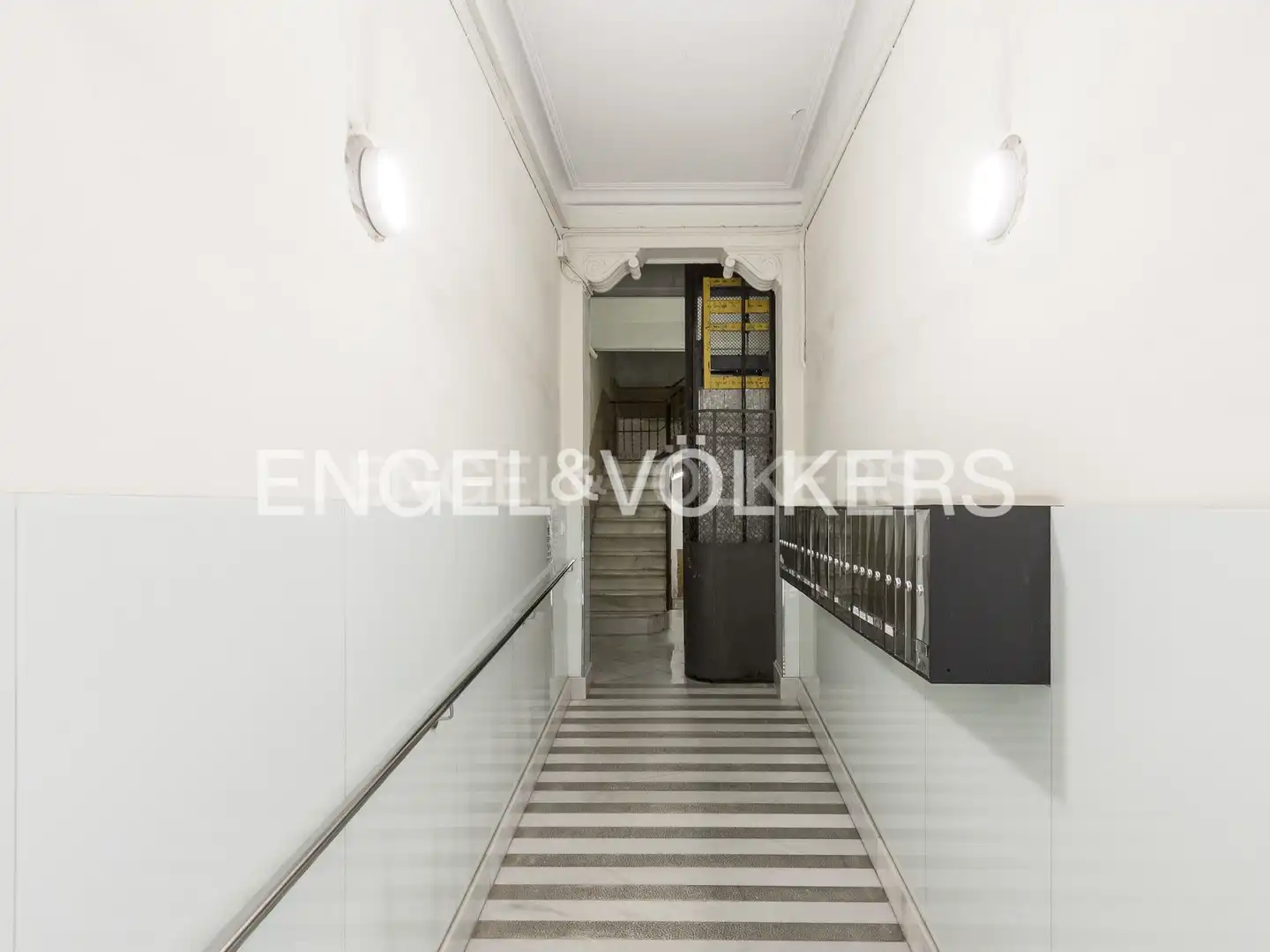 Flat for sale in Barcelona  with Air Conditioner, Heating and Furnished