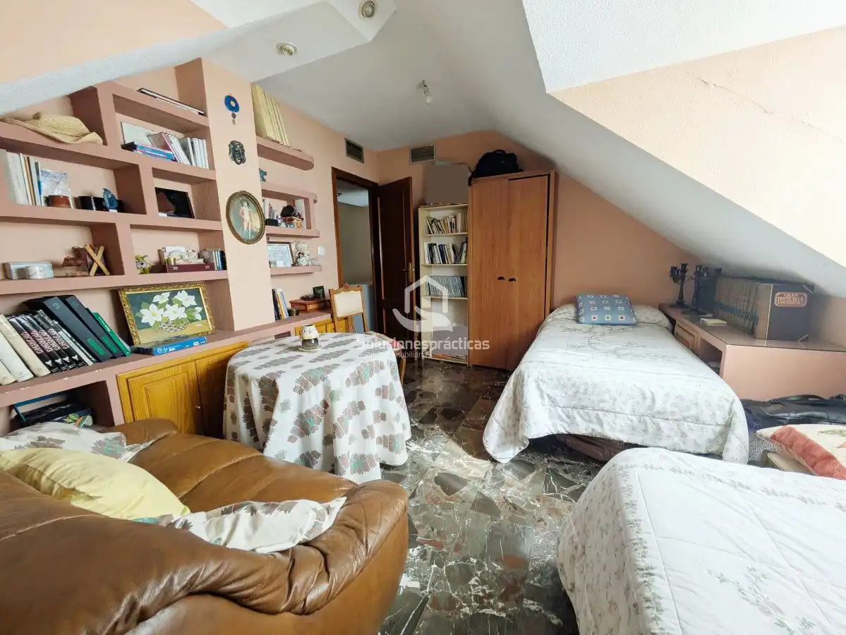 Dormitori de Casa o xalet en venda en Jaén amb Aire condicionat, Terrassa i Traster
