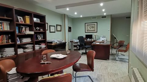 ¡Bienvenido a esta increíble oportunidad de adquirir en propiedad un hermoso piso residencial en el centro de Linares, situado en 