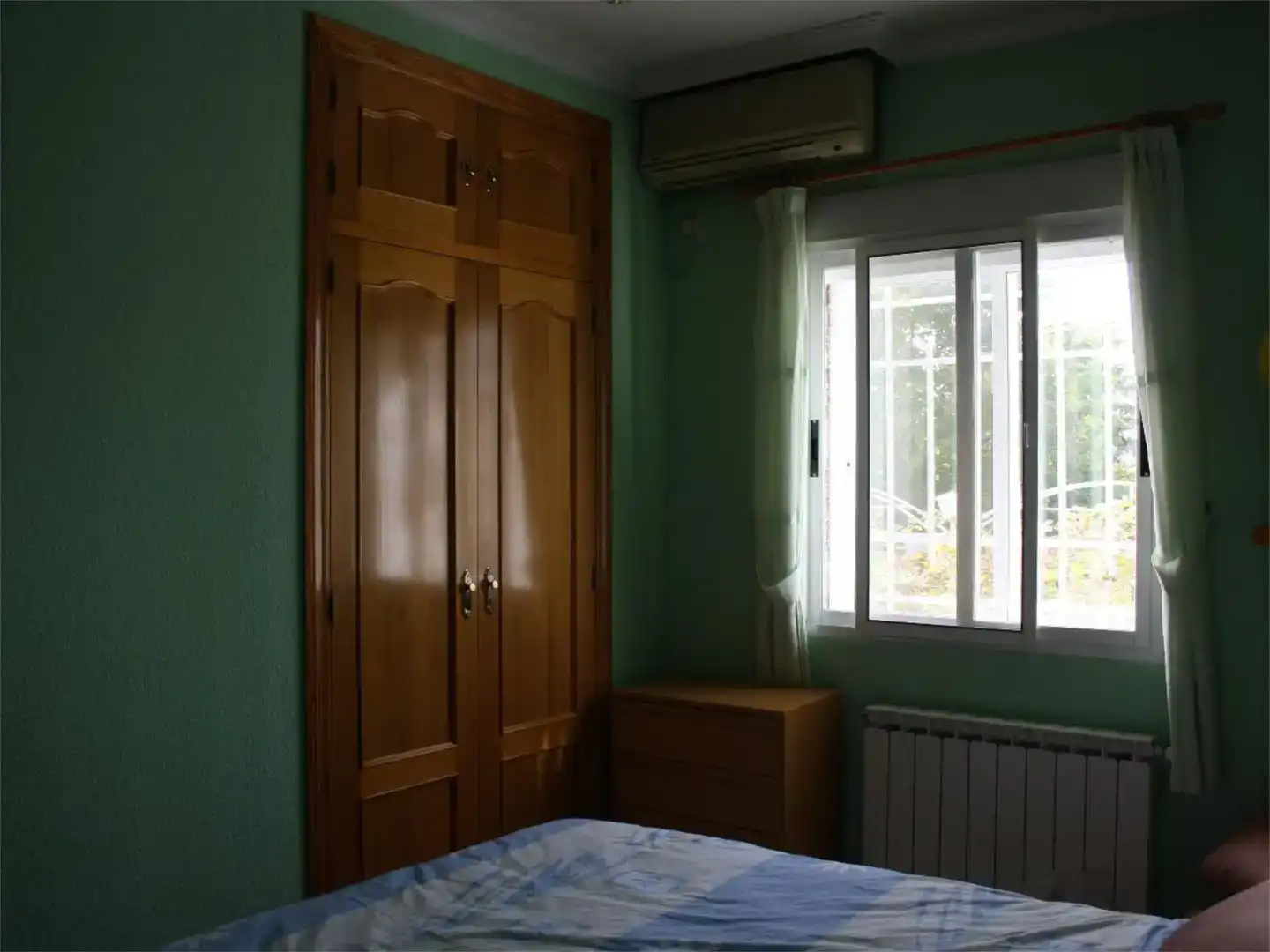 Dormitori de Casa o xalet en venda en La Adrada  amb Aire condicionat, Piscina i Balcó