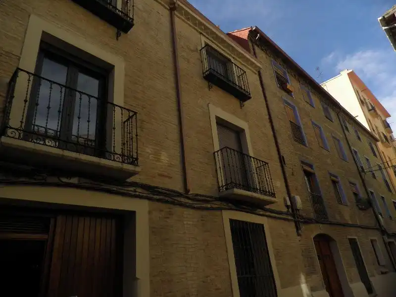 Außenansicht von Wohnungen zum Verkauf in Zaragoza mit Heizung, Parkett und Terrasse