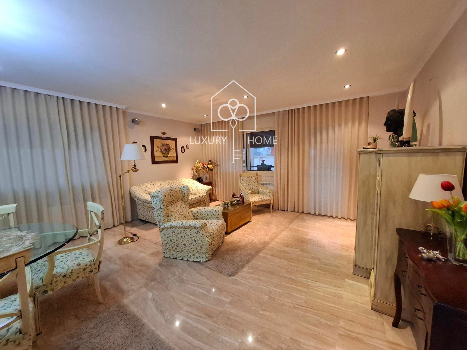 Sala d'estar de Àtic en venda en L'Hospitalet de Llobregat amb Aire condicionat, Calefacció i Terrassa