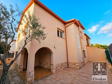 Casa aparellada amb jardí en venda a Figuera