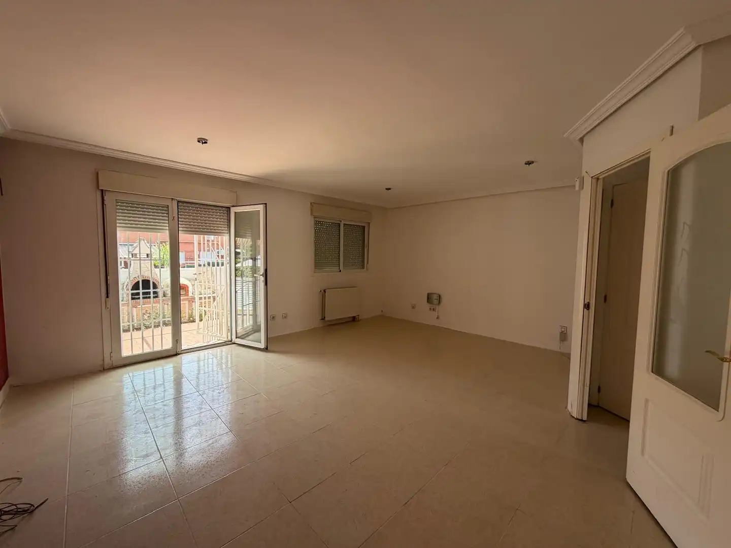 Sala d'estar de Casa o xalet en venda en Parla amb Calefacció, Terrassa i Jacuzzi