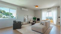 Sala d'estar de Casa o xalet en venda en Rubí amb Jardí privat, Parquet i Terrassa