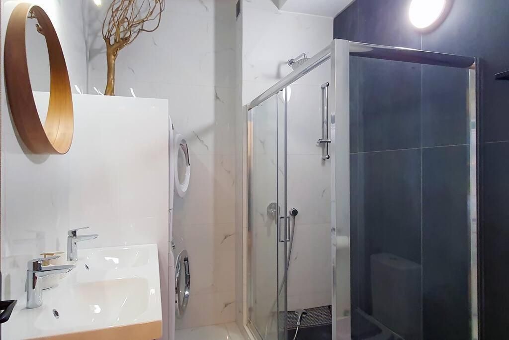 Bany de Pis de lloguer en Badalona amb Aire condicionat, Moblat i TV