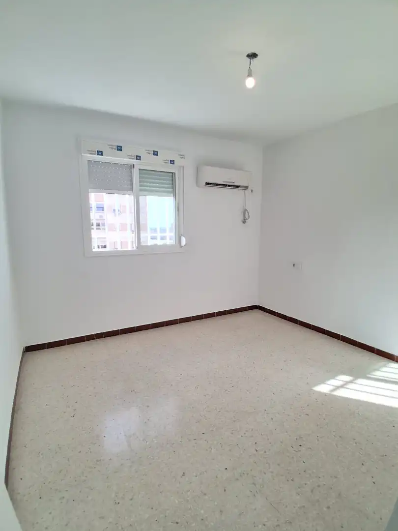 Schlafzimmer von Wohnung zur Miete in Sevilla mit Klimaanlage, Terrasse und Waschmaschine